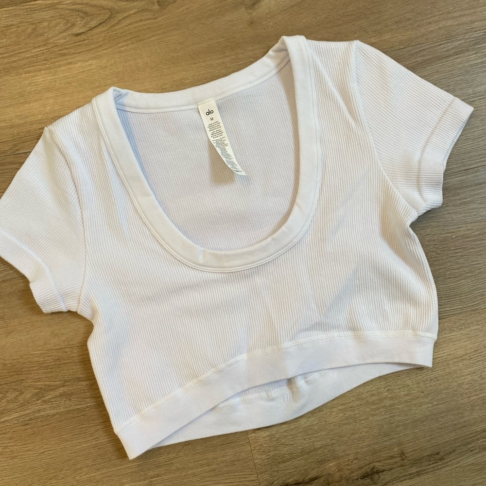 NWT ALO YOGA SEAMLESS RIBBED SERENE SHORT SLEEVE NEVER BEEN WORN